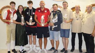 Die Preisträger der Auber Feuerschützen (von links): Lorenz (1. Jugendritter) und Hannah Neeser (Jugendschützenkönigin), 2. Jugendritter Franz Mitzler, Volker Konrad (1. Ritter bei den Erwachsenen), Erwachsenen-Schützenkönig Georg Menig, 2. Ritter Julius Melber sowie die beiden Schützenmeister Christian Melber und Richard Stock.