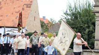 Die Feuerschützen ziehen, musikalisch begleitet von der Historischen Trachten- und Stadtkapelle, zu ihrem Vorjahreskönig, um ihn zum Schützenhaus zu geleiten.