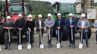 Mit dem symbolischen Spatenstich von der Idee zur Wirklichkeit: Es freuen sich Roland Schäffner von der bauausführenden Firma, Betriebsleiter Frank Tremel, Planer Rafael Grups, Leiter Technik Lucas Wolpert, Geschäftsführender Vorstand Florian Reinhard, Aufsichtsratsvorsitzender Wolfgang Oechsner, Geschäftsführender Vorstand Manuel Schülein, OB Udo Glatthaar und Vorstandsvorsitzender Karl Ehrmann und Wirtschaftsförderer Tim Schnyder (von links).