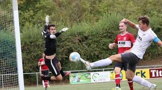 Wachbach II (weißes Trikot) wird sich für den Sieg strecken müssen.