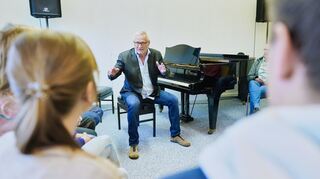 Gibt seine Sichtweise gern an junge Leute weiter: Konstantin Wecker spricht 2019 in einem Seminarraum der Universität Landau bei einem Workshop mit Teilnehmern. Die Universität hatte Wecker die Thomas-Nast-Gastprofessur übertragen.