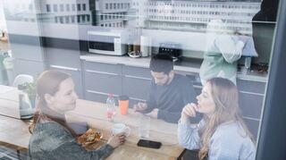 Die Meinungsfreiheit macht vor dem Arbeitsrecht keinen Halt. Es gibt aber dennoch Grenzen für das, was an Politik am Arbeitsplatz erlaubt ist.