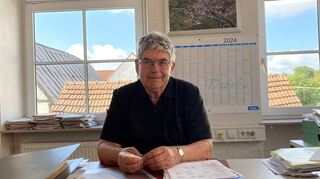 Das Bofsheimer Rathaus durfte Ortsvorsteher Werner Geiger 46 Jahre lang seinen Arbeitsplatz nennen. Nun räumt er seinen Schreibtisch für seine Nachfolgerin oder seinen Nachfolger.