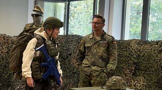 Die Soldaten halfen den jungen Interessierten beim Anziehen der Ausrüstung. Das Fazit fiel überwiegend gleich aus: Es ist schwer.