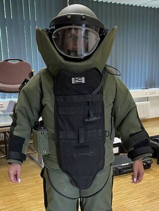 Reporterin Stefanie Cabraja schlüpfte in den Bombenschutzanzug.