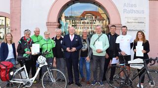 Oberbürgermeister Udo Glatthaar (Mitte) und Martina Wegmann (Sportamt, links) ehrten erfolgreiche Teams und Einzel-Radelnde (von links): Inge Maske, Kurt Ruiner, Rita Leitner, Günther Fischer, Dieter Bauer, Norbert Steuer, Heiko Knebel, Matthias Herold und Jule Vorherr.