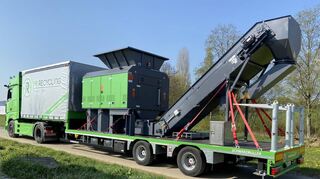 Eine Weltneuheit ist diese mobile Anlage für die Aufbereitung der elastischen Tragschicht eines Kunstrasenplatzes. Sie wird direkt vor Ort auf dem Sportplatz eingesetzt und spart Transport- und Entsorgungskosten. Der Kauf einer neuen Tragschicht entfällt ebenfalls.