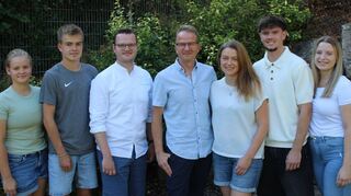 Ralf Dörr (Mitte, mit seiner Familie) möchte Ludger Krug als Bürgermeister von Königheim ablösen.