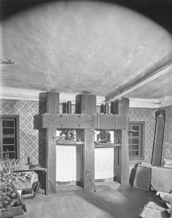 Die Beschäftigten des Archivs in Bronnbach suchen Hinweise dazu, wo dieses Foto