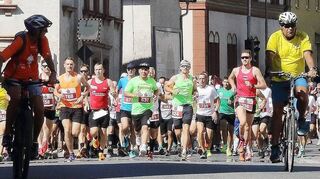 Die Zehn-Kilometer- Läufer und Läuferinnen hatten im vergangenen Jahr beim Messelauf in Königshofen mit Hitze zu kämpfen. Heute wird es ein wenig kühler, weshalb sich Kurzentschlossene vielleicht noch einen Ruck geben können.
