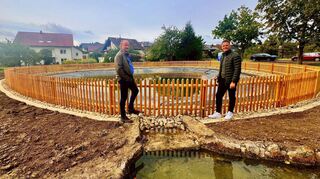 Ortsvorsteher Klaus Häffner (links) und Bürgermeister Benjamin Czernin freuen sich über die gelungene Sanierung des Berolzheimer Dorfteichs.