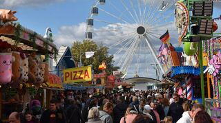 Bereits zum Auftakt der Königshöfer Messe strömten die Menschen in Massen auf das Festgelände – trotz des zumindest am Samstag eher durchwachsenen Wetters.