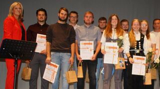 Die insgesamt 16 Prüfungsbesten ihrer jeweiligen Handwerksinnung gemeinsam mit Kreishandwerksmeister Michael Szabo (rechts) und KHS-Geschäftsführerin Angelika Gold (links).