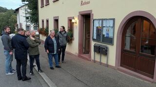 Vor Ort prüfte der Rauenberger Ortschaftsrat die Baugenehmigungsplanung für die öffentliche behindertengerechte Toilette im Rathaus.