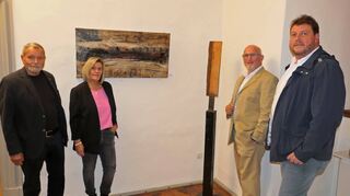 Über die besonderen Werke von (von links) Alexander Weimann und Sonja Haamann in der Freudenberger Amtshausgalerie freuen sich Bürgermeister Roger Henning sowie Laudator und Gemeinderat Heiko Brand.