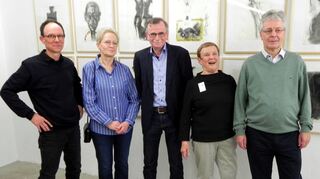Michael Buchfelner (Mitte) stellt bis 5. Januar seine Kunstwerke in der Galerie „Fürwahr“ in Walldürn aus.