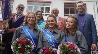 Festkönigin Katharina Ruff (Mitte) zusammen mit ihren Begleiterinnen Svenja Böhrer (links) und Antje Schmitt setzten beim „Quetschefeschdle“ die lange Tradition der Festdamen fort.