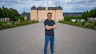 Marc Michaelis vor dem Schwetzinger Schloss.