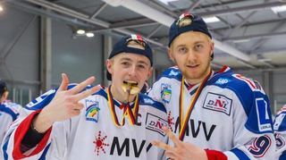 Erfolgreich mit den Jungadlern: Marc Michaelis (l.) feiert mit Patrick Kurz die Meisterschaft 2014.