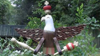 Krone, Zepter und Reichsapfel gilt es beim Königsschießen zu treffen.