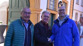 Dem neuen Röttinger Bürgermeister Steffen Romstöck (rechts) wird von den beiden stellvertretenden Bürgermeistern Erich Mitnacht und Josef Geßner gratuliert