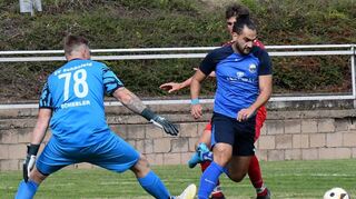 Gleich klingelt’s: Wertheims Okan Cirakoglu umkurvt Gäste-Keeper Tobias Schebler und schiebt dann zum vorübergehenden 2:0 ein. Am Ende hieß es 4:3.