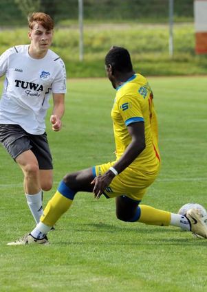 Weikersheim/Laudenbach (in Gelb) besiegt den SV Wachbach II mit 5:1.