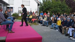 Das Theaterstück „Hiwwedorf – Diwwedorf“ wurde zweimal aufgeführt – sehr zum Vergnügen der Zuschauer, die viel zu lachen hatten und nebenbei auch noch Wissenswertes über Finsterlohr erfuhren.