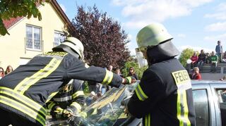 Die Freiwillige Feuerwehr Creglingen demonstrierte eindrucksvoll die Bergung eines Unfallopfers.