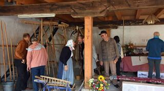 Luise Wirsching aus Spielbach (Dritte von links) ist eine absolute Fachfrau für altes Handwerk – und dazu eine begnadete Musikerin.