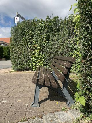 An dieser Bank ging es in den vergangenen Wochen und Monaten wohl etwas lauter zu. Anwohner fühlten sich gestört und beschwerten sich mehrfach bei der Gemeindeverwaltung. Diese reagierte mit einem Schild.