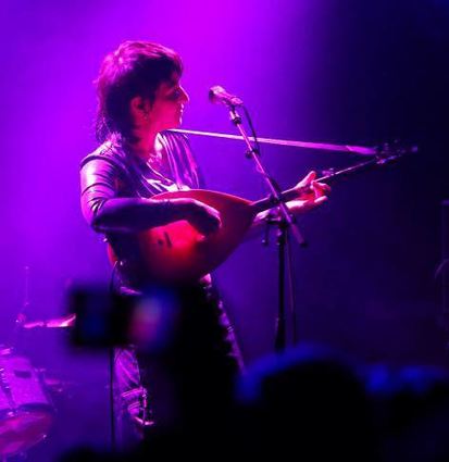 Baglama-Spielerin Derya Yildirim singt auf Türkisch.
