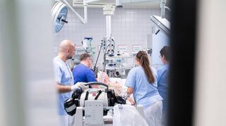 Bei der Erstversorgung von Notfallpatienten arbeitet das Team aus speziell weitergebildeten Ärzten und Pflegekräften im Caritas-Krankenhaus Bad Mergentheim intensiv zusammen.