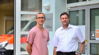 Auch während des Umbaus wird die Zentrale Notaufnahme am Caritas-Krankenhaus voll funktionsfähig sein, versichern der Chefarzt der ZNA Jürgen Weigand (rechts) und der pflegerische Leiter der ZNA, Stefan Wörrlein.