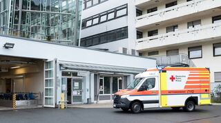 Ein Rettungswagen fährt in die Wagenhalle der Zentralen Notaufnahme (ZNA) am Caritas-Krankenhaus Bad Mergentheim. Mit dem Umbau werden künftig mehr Räume und neue Versorgungsstrukturen zur Verfügung stehen.