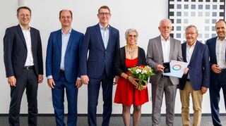 Besondere Mitarbeiterehrung bei Lauda: Rudolf Gräff (Mitte) wurde für ein halbes Jahrhundert Betriebszugehörigkeit unter anderem mit der Dr.-Rudolf-Wobser-Medaille ausgezeichnet. Der Geschäftsführender Gesellschafter des Weltmarktführers Dr. Gunther Wobser (rechts) würdigte gemeinsam mit Geschäftsführer Dr. Mario Englert (links), Bürgermeister Dr. Lukas Braun und IHK-Vertreter Christof Geiger sowie Dr. Gerhard Wobser und dem Betriebsratsvorsitzenden Elmar Mohr die außergewöhnliche Karriere des Jubilars.