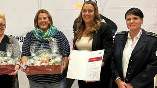 Bei der DRK-Kreisversammlung standen auch Ehrungen auf der Tagesordnung (von links): Präsident Reinhard Frank, Sandra Keller, Carmen Schmitt), Geschäftsführerin Manuela Grau und Kreisbereitschaftsleiterin Manuela Döhner. Nicht anwesend war Doris Strauß.