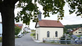 Die Kapelle verleiht der Ortsmitte von Lustbronn ihren Charakter.