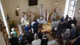 Domkapitular Dr. Uwe Scharfenecker weihte die Kapelle in Lustbronn nach der Sanierung.
