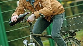 In Schlangenlinien durch die Bad Mergentheimer Fußgängerzone plus ein alkoholbedingter Allein-Unfall mit Verletzungen: Ein 34-Jähriger kommt bislang nicht von seiner Trunksucht los und gerät immer wieder in den Sog seines Trinkermilieus. Diverse Straftaten waren bereits die Folge.
