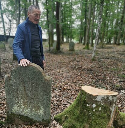 Wendelin Bopp ist Mitglied im Verein „die schul. Gedenkstätte Synagoge Wenkheim“ und führt interessierte Bürger über den jüdischen Friedhof. Um die Verkehrssicherheit wieder herzustellen, waren Baumfällarbeiten nötig.