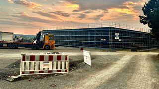 Das Berolzheimer Gewerbegebiet „Gänsäcker“ in der Abenddämmerung. Die Spedition Dölzer als drittes Unternehmen dort hat bereits Richtfest gefeiert.