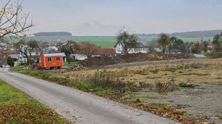 Für das Gelände am Krensheimer Weg wurde nun der Bauantrag der Gemeinde für den Bau des Kindercampus gestellt.