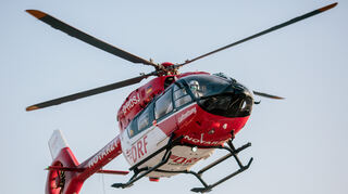 Mit schweren Verletzungen wurde eine 44-jährige Zweiradfahrerin am Mittwoch mit dem Rettungshubschrauber in ein Krankenhaus geflogen. Am Freitag ist die Fahrschülerin ihren schweren Verletzungen erlegen. (Symbolbild)