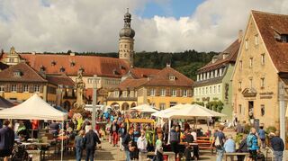 Reger Betrieb herrschte beim 4. Weikersheimer Markt für Regionalität und Nachhaltigkeit im vergangenen Jahr. Am kommenden Samstag dürfen sich die Gäste unter anderem auf die Möglichkeit freuen, Balkonkraftwerke für einen längeren Test auszuleihen. Mit der Beteiligung an der Wärmeplanungsumfrage werden Marktbesucher Mitgestalter der Weikersheimer Zukunft.