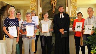 Die von der Verbundkirchengemeinde Wildentierbach Geehrten: (von links) Christiana Albrecht, KGR-Vorsitzende Susanne Sieber, Gerda Haag, Carmen Egner, Adelheid Markquardt, Pfarrer Dominik Frank, Ruth Reimer und Adolf Nicklas. Es fehlt Elsbeth Rahn.