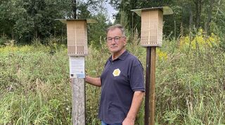 Imker Hubert Stahl hat die Patenschaft für zwölf Wildbienen-Nisthilfen im Raum Osterburken übernommen.