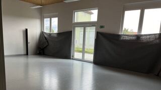 Im großen Tanz- und Trainingsraum fehlt noch ein spezieller Schallschutz an den Wänden. Aktuell hängt ein Provisorium.
