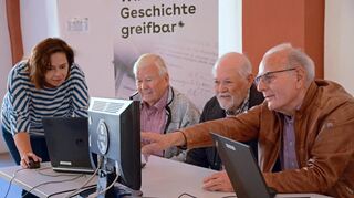 Spurensuche am Bildschirm: Archiv-Mitarbeiterin Bettina Winkler betrachtet mit Albrecht Krimmer, Karlheinz Sommer und Werner Freudenberger (von links) ein Bild aus der Sammlung des Wertheimer Fotografen Hans Wehnert. Auf dem Bild fehlen Zeitzeuge Hermann Förstel, Gerhard Flegler und Schriftführer Dieter Fauth.