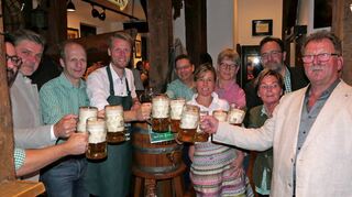 Mit gekonntem Schlag ließ Oberbürgermeister Markus Herrera Torrez das Festbier der Michaelismesse Wertheim bei der Bierprobe fließen. Anschließend wurde kräftig angestoßen.